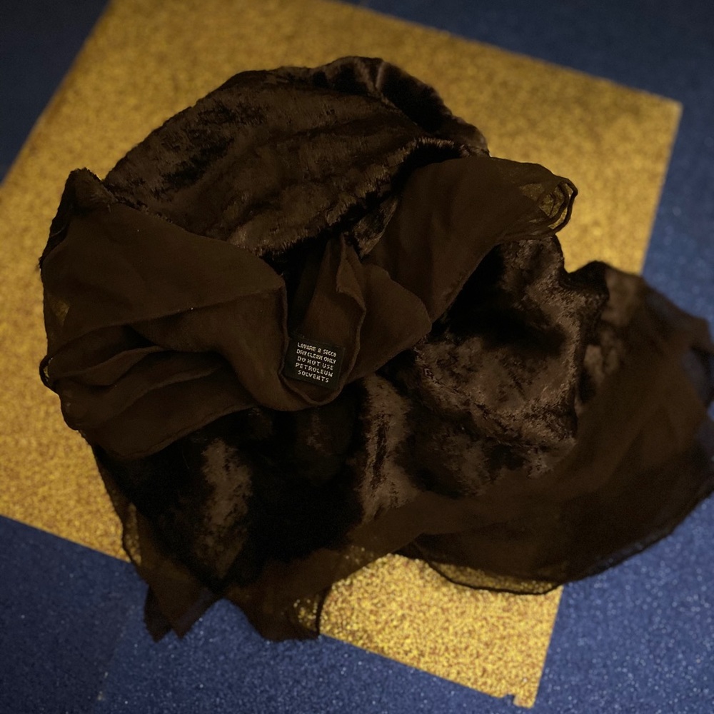 GUCCI DEEP BROWN VELVET SiILK SOFT Scarf